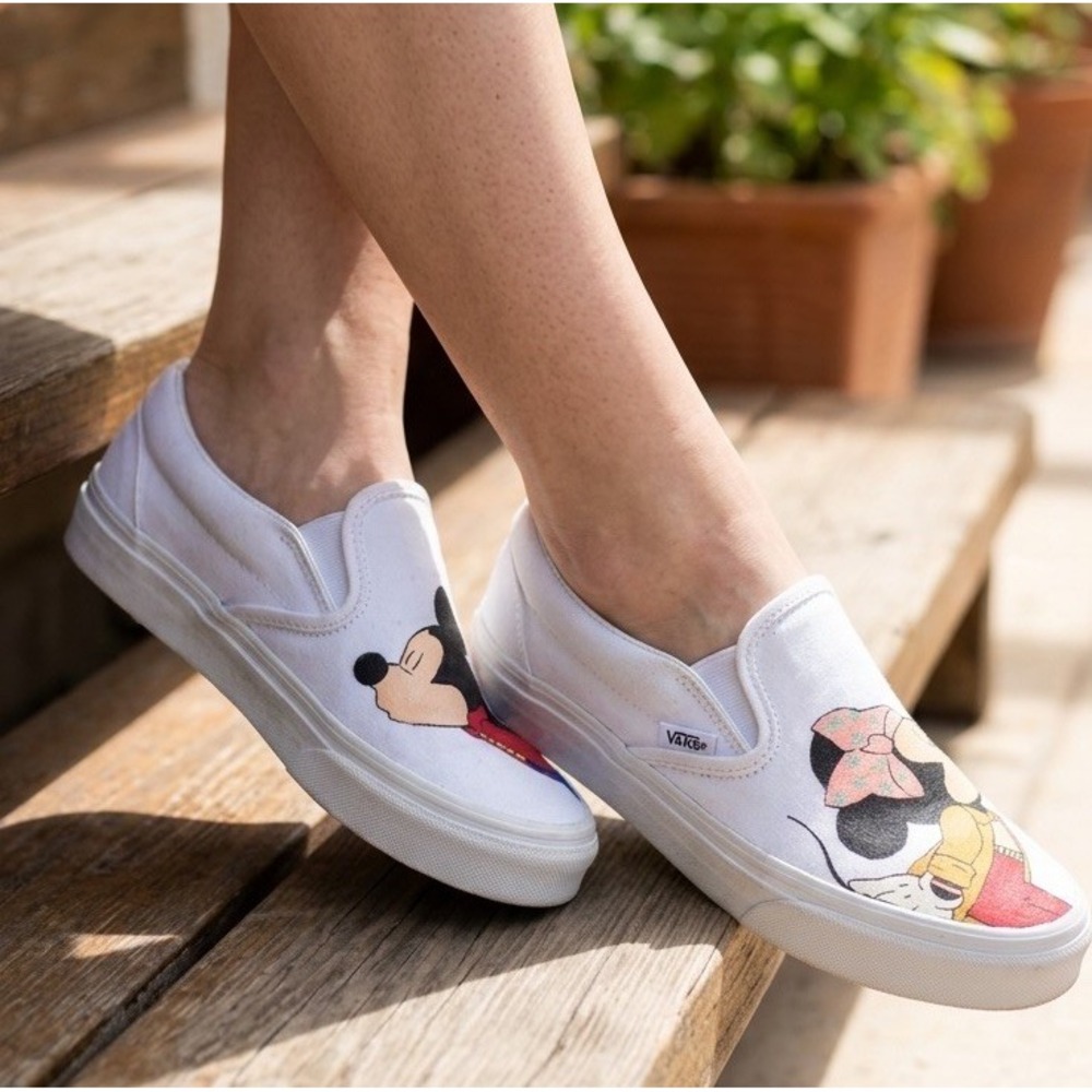 NEW Vans Custom Disney Mickey kissing Minnie handpainted 6.5 ONE OF A KIND SLIP